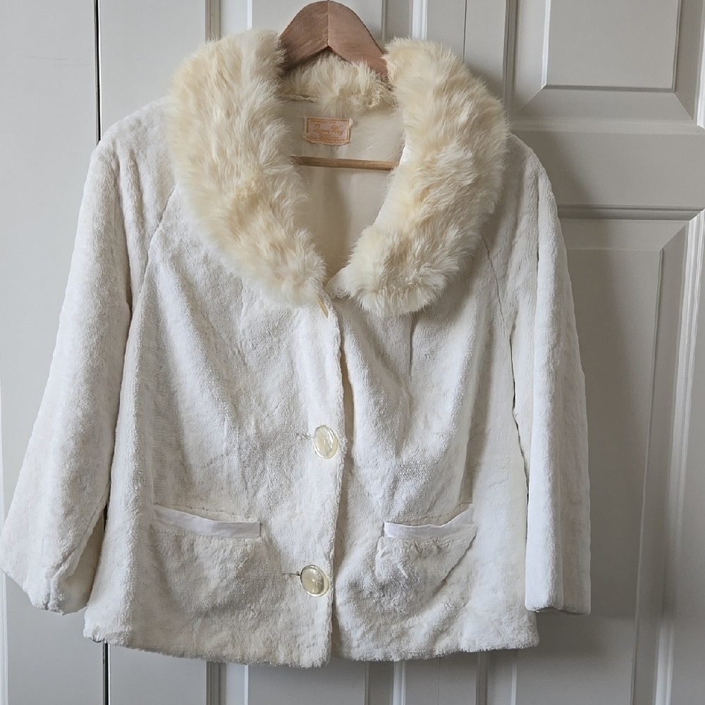 Vintage Chic Creamy White Velvet w/Fur Collar jacket
